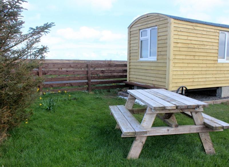 Hillside Camping Pods And Shepherd'S Hut ويك المظهر الخارجي الصورة